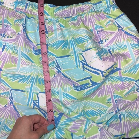 Vineyard Vines Swim Trunks Men Medium Shorts Beach Chairs Umbrellas Green Blue - Picture 4 of 8